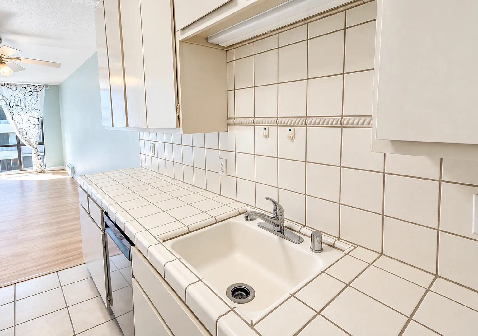 San Francisco Bright & Spacious 1-Bedroom Condo with Parking — Photo 4
