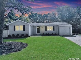 16 Ridge Haven Dr, Ridge, NY 11961