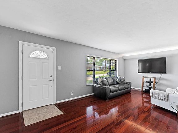 3rd image of 8007 Braddock Dr