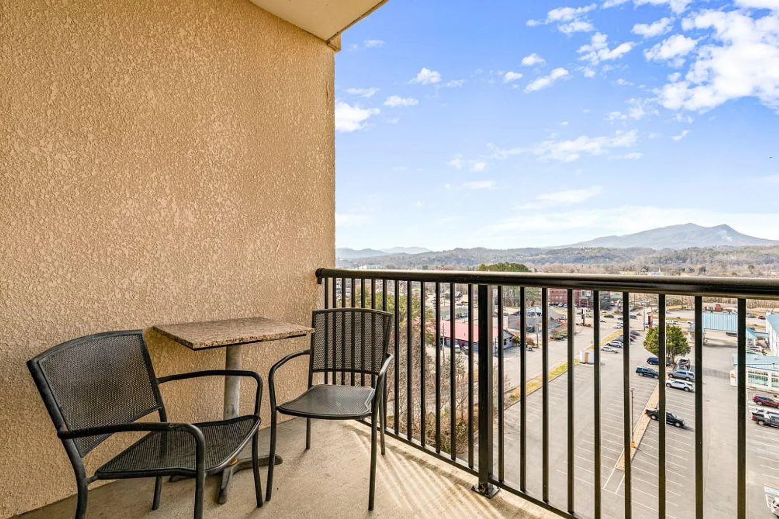 1 bed, 2.0 bath, 947 sqft, $3,011 — Photo 2