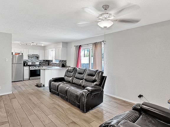 4th image of 10221 Saigon Dr