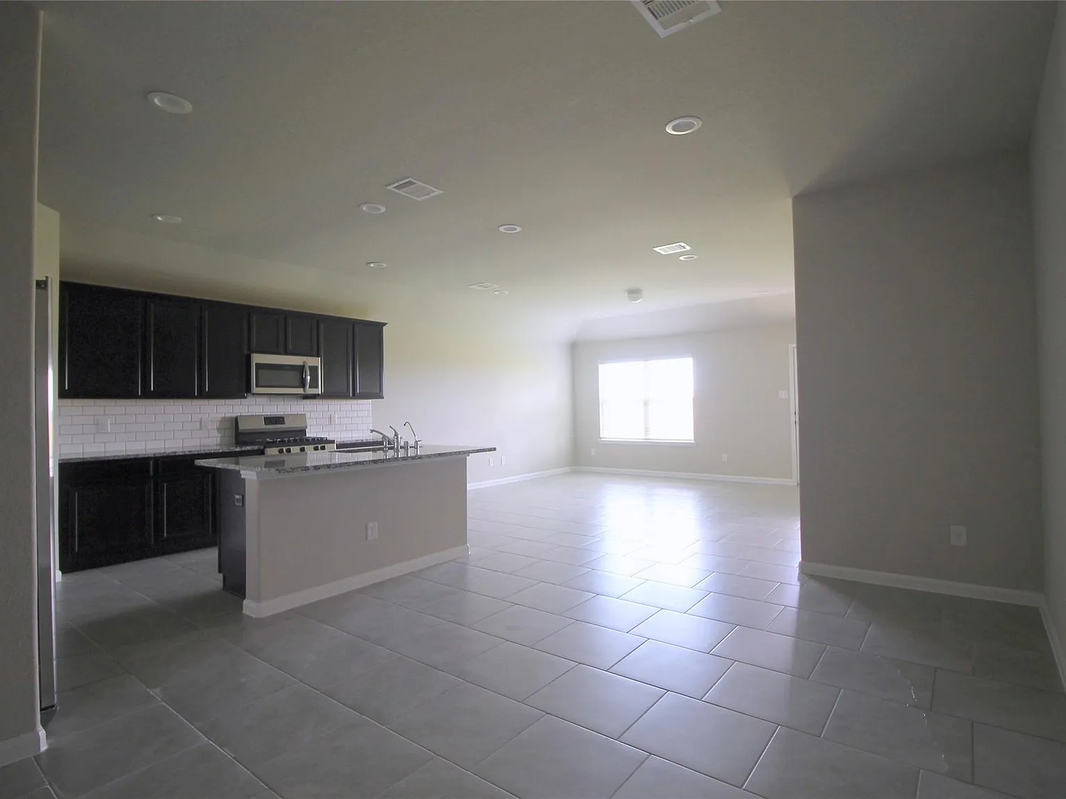 4 bed, 2.0 bath, 1836 sqft, $2,200 — Photo 3