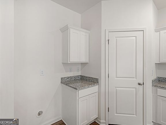 4th image of 214 Georgian Way