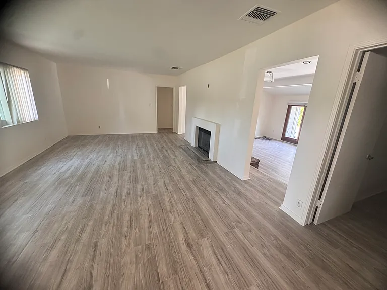 15934 Kittridge St — Photo 5