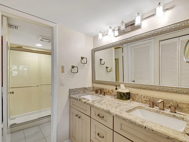 318 Oak Harbour Dr #318 — Photo 17