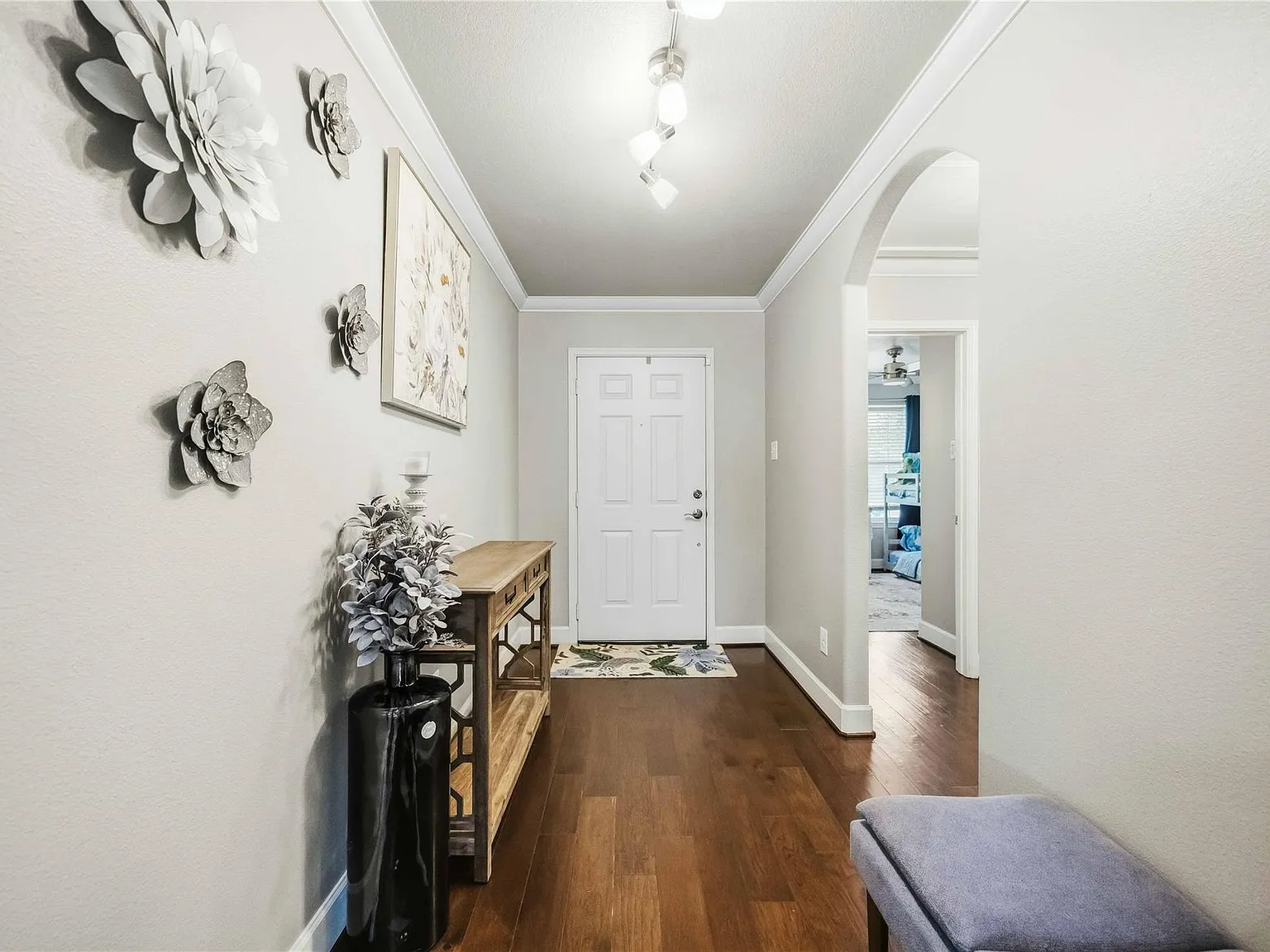 3 bed, 2.0 bath, 1373 sqft, $2,100 — Photo 4