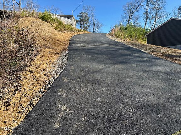 3rd image of 2528 Dogwood Loop Dr