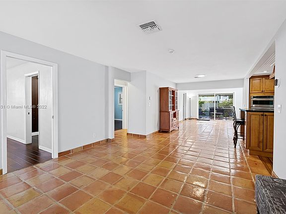 4th image of 1018 Lincoln St