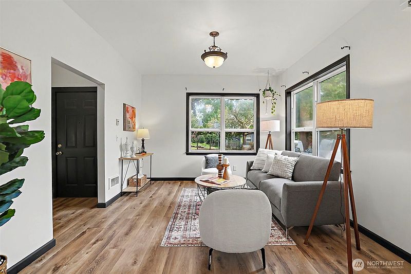 4th image of 949 25th Avenue S