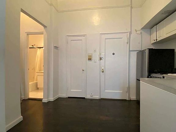 5th image of 240 W 72nd St #2AA