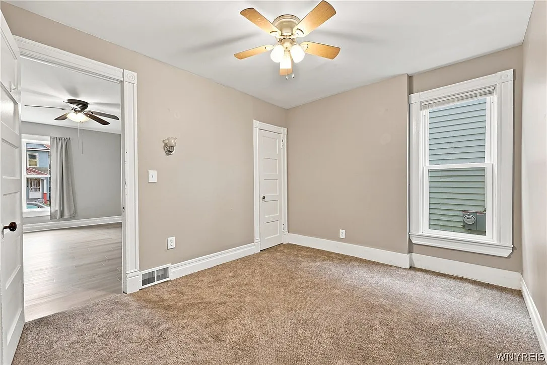 3 bed, 1.0 bath, 3864 sqft, $1,600 — Photo 4