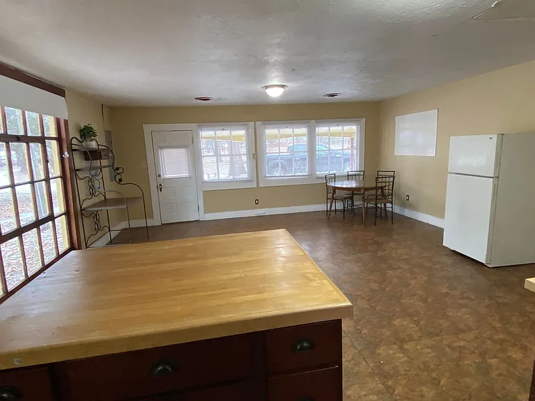 2902 E Grand St — Photo 10
