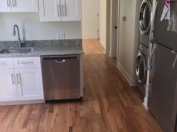 Kitchen with washer/dryer in unit