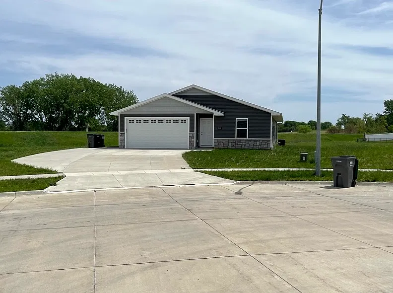 4 bed, 1603 sqft, $2,100 — Photo 1