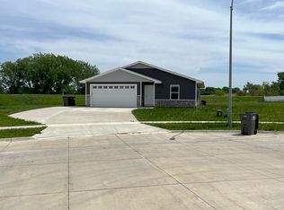 301 Post Oak Dr, Hudson, IA 50643