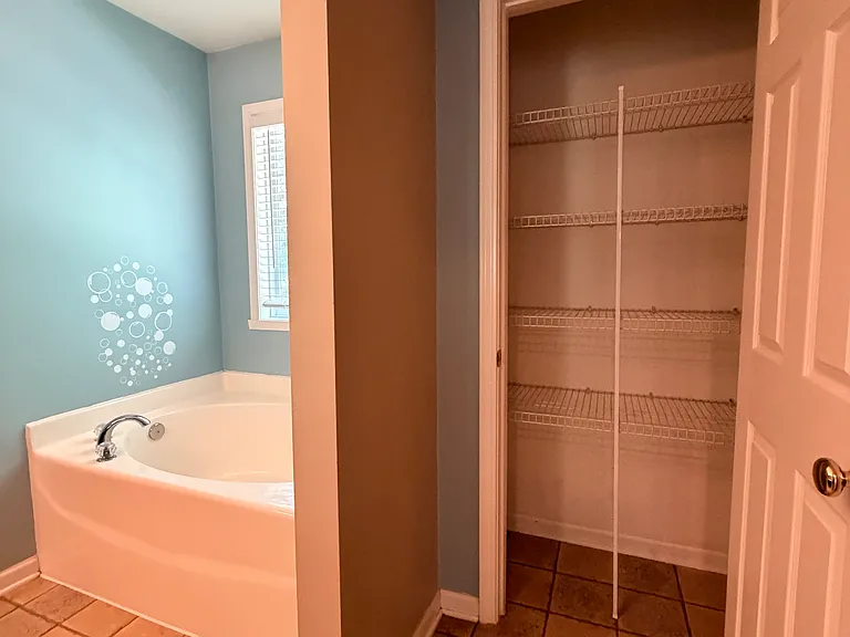 4566 Woodway Dr — Photo 34