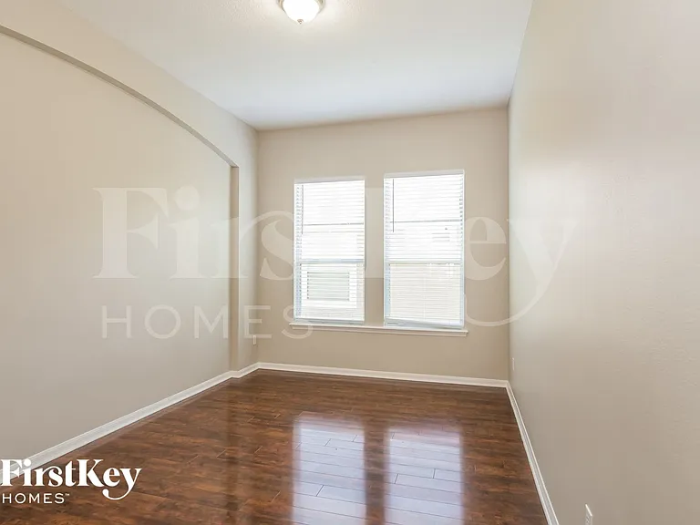 581 Longmill Ln — Photo 3