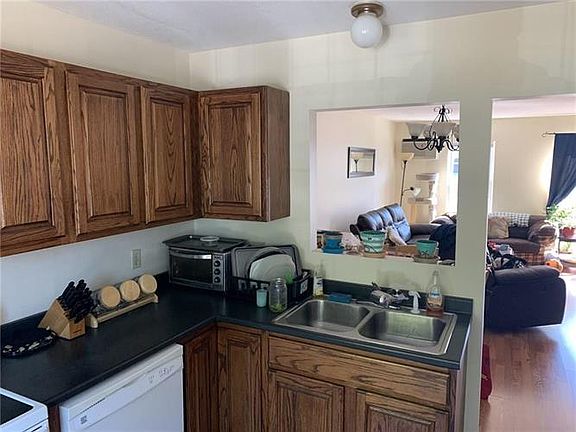 5th image of 565 Quaker Ln APT 102