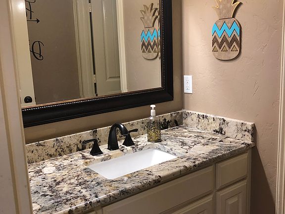 Full Bath in Long Hallway