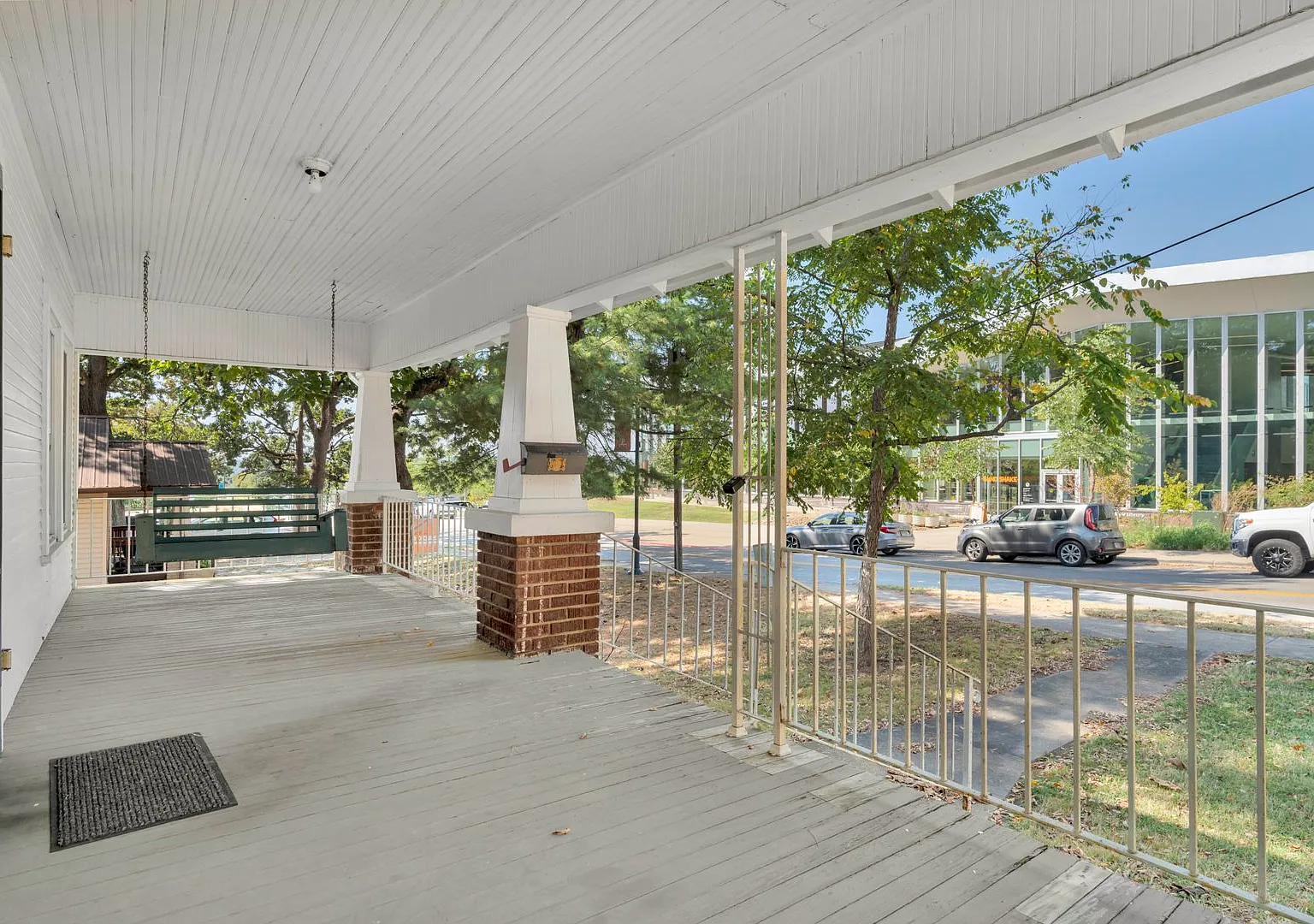 Cute 2 Bed 1 Bath in PRIME Location! — Photo 3