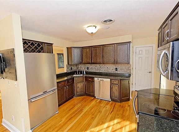 5th image of 27 Sheldon Dr