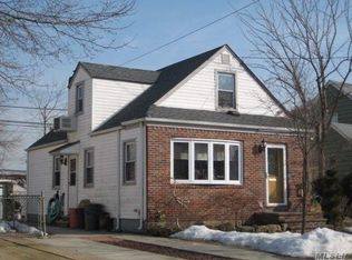 418 Pennsylvania Ave, Williston Park, NY 11596