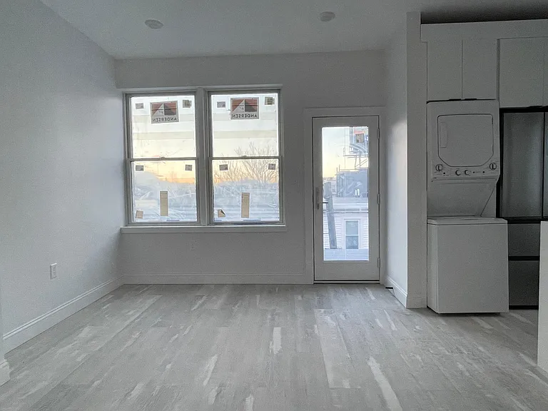 108 Chelsea St #1-R — Photo 12