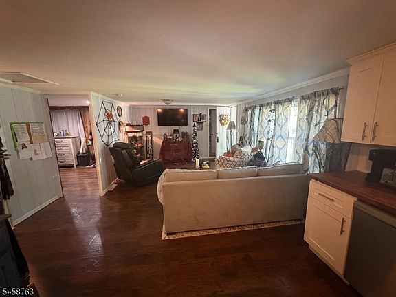 4th image of 65 Upper Lake Dr