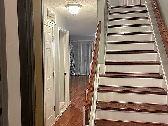 5th image of 301 Mill Pond Dr
