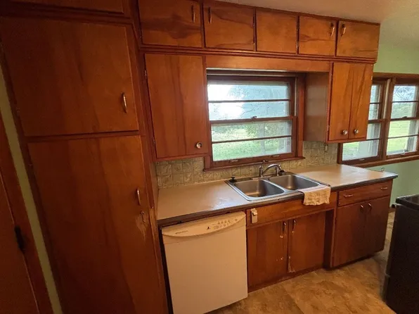 119 2nd St, Panorama Park, IA 52722