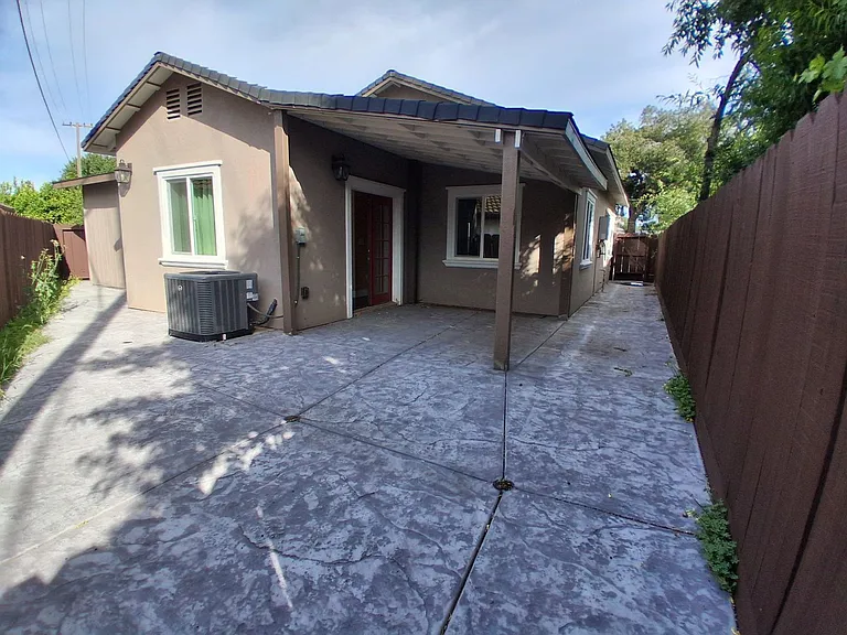 2112 Eicher Ave — Photo 17