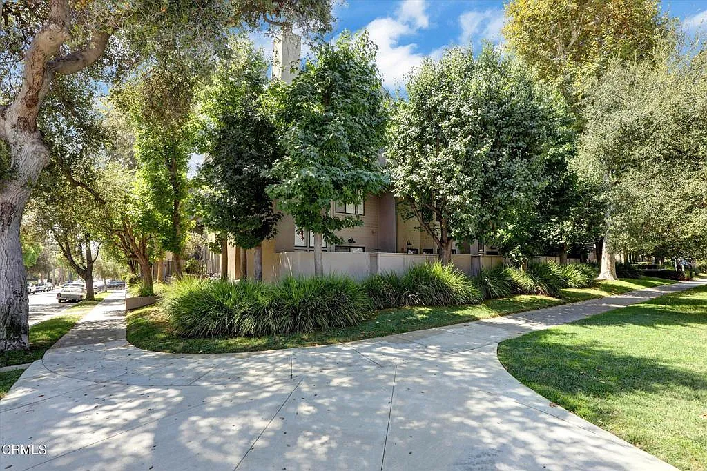 2 bed, 2.0 bath, 968 sqft, $3,500 — Photo 2