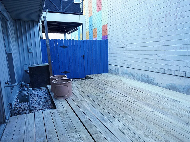 2716 Chenevert St — Photo 22
