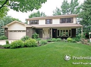 921 Wilshire Ct, Libertyville, IL 60048