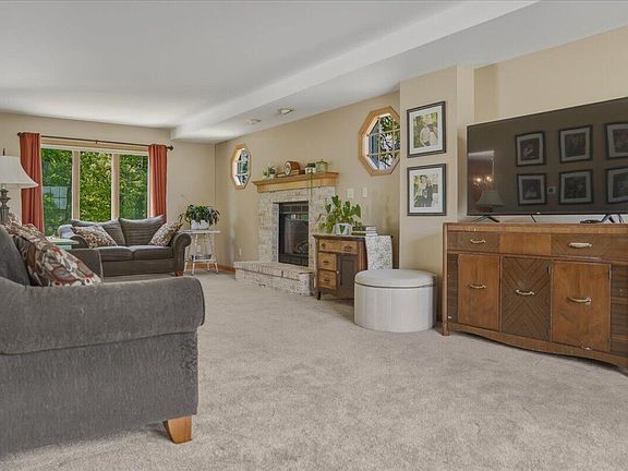 4th image of 8125 Doe Glen COURT