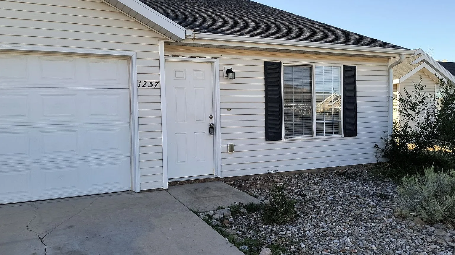 3 Bedroom 2 Bath House with garage and good size backyard — Photo 1