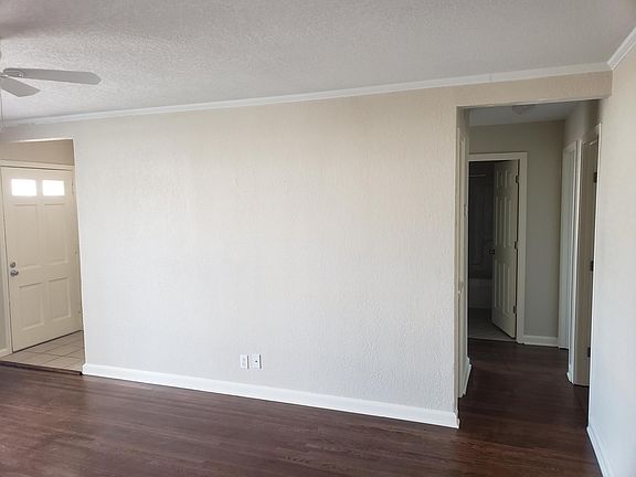 Living Room / Hallway