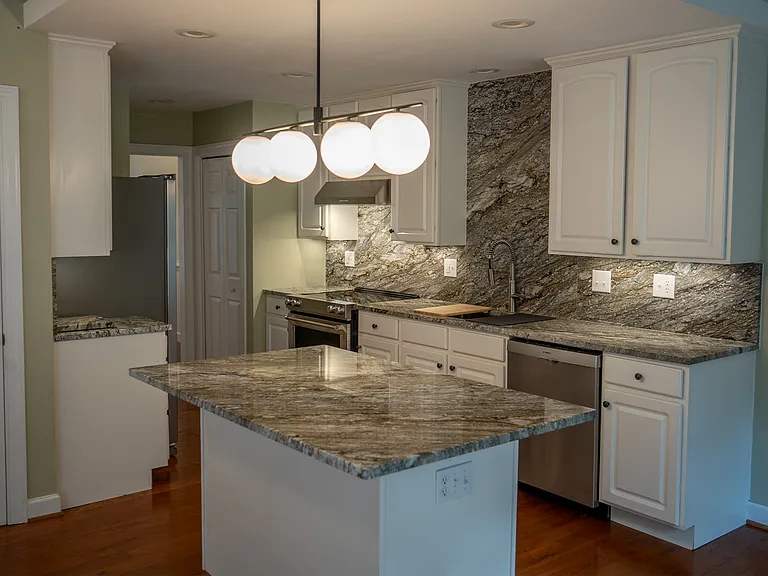 1820 Clay Dr — Photo 6