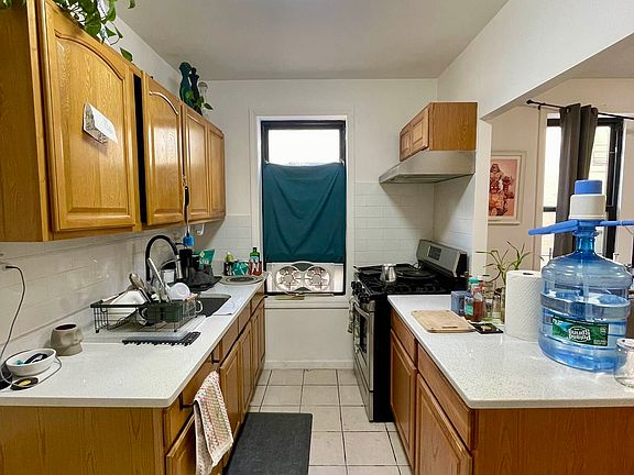 5th image of 2143 27th St APT D4