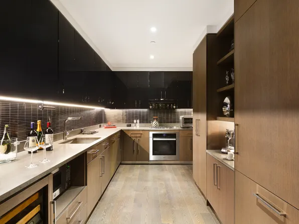 50 Riverside Boulevard image 11 of 20