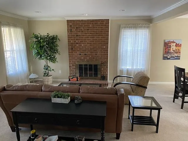 6 bed, 3.5 bath, 3400 sqft, $4,400 — Photo 4