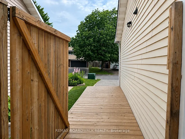 4396 Whittaker Cres — Photo 37