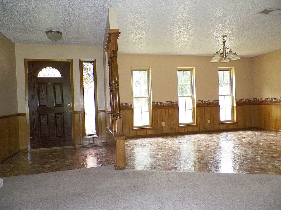 Entry foyer/dining