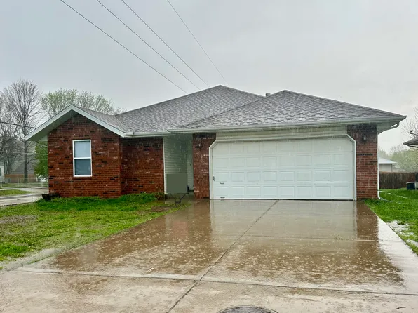 1005 N Hutchinson Avenue, Springfield, MO 65803