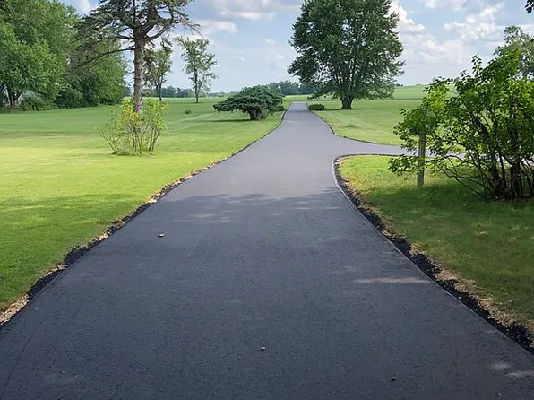 2157 Roscoe Rd, Rockton, IL 61072