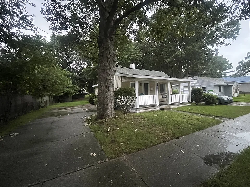2204 Cottage Grove Ave