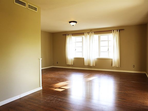 3rd image of 806 S Plains Park Dr