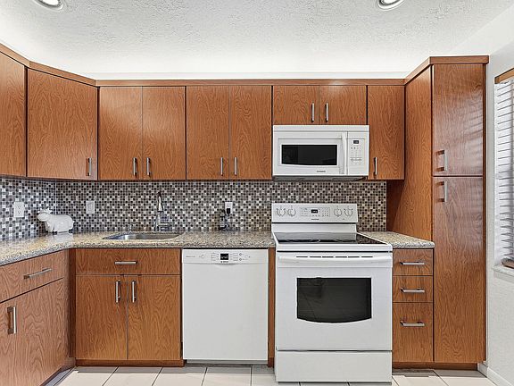 5th image of 9283 Vista Del Lago