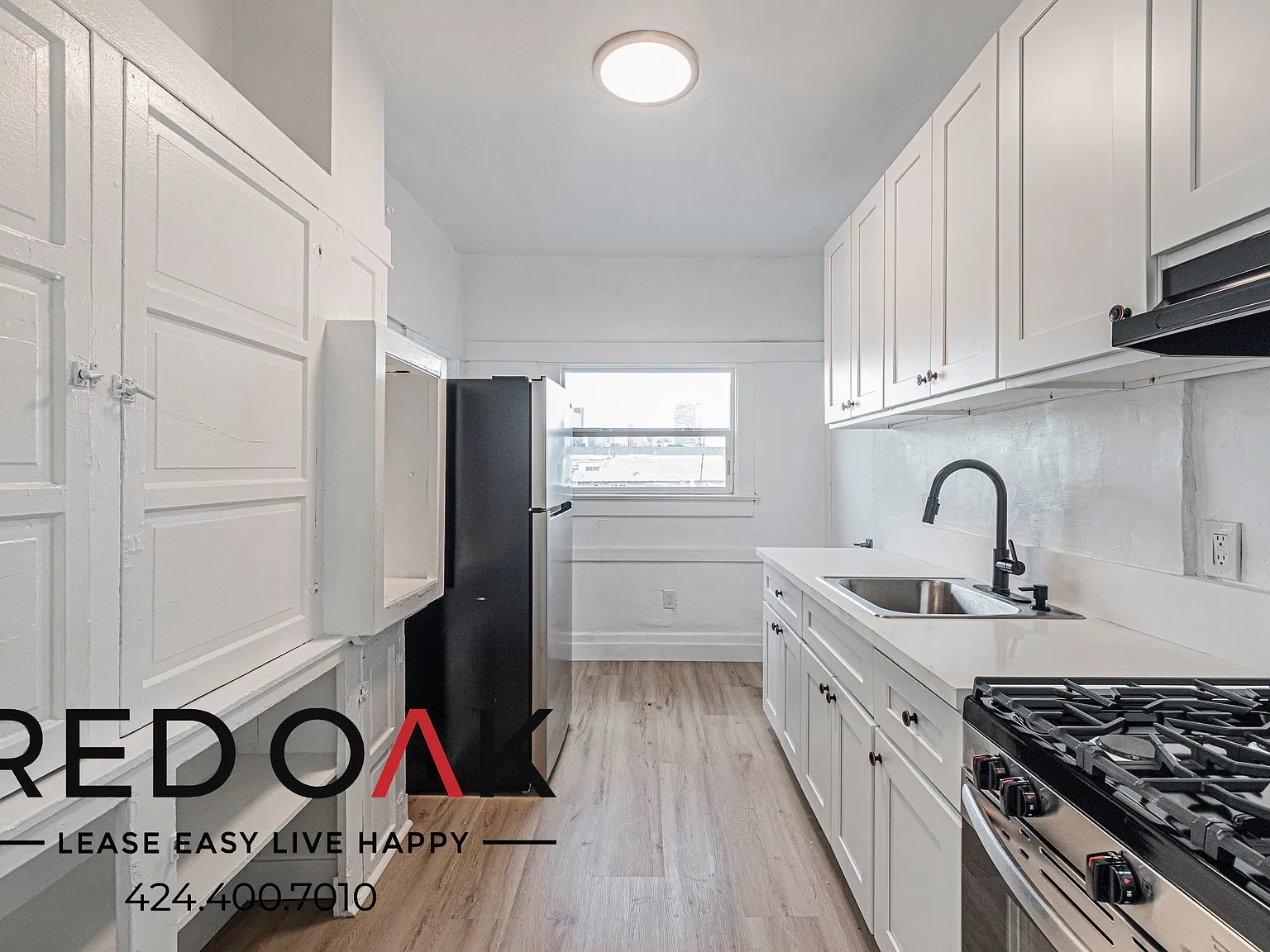 Sunlit Studio with Hardwood-Style Floors, Soaking Tub, Stainless Steel Appliances and Air Conditi... — Photo 2