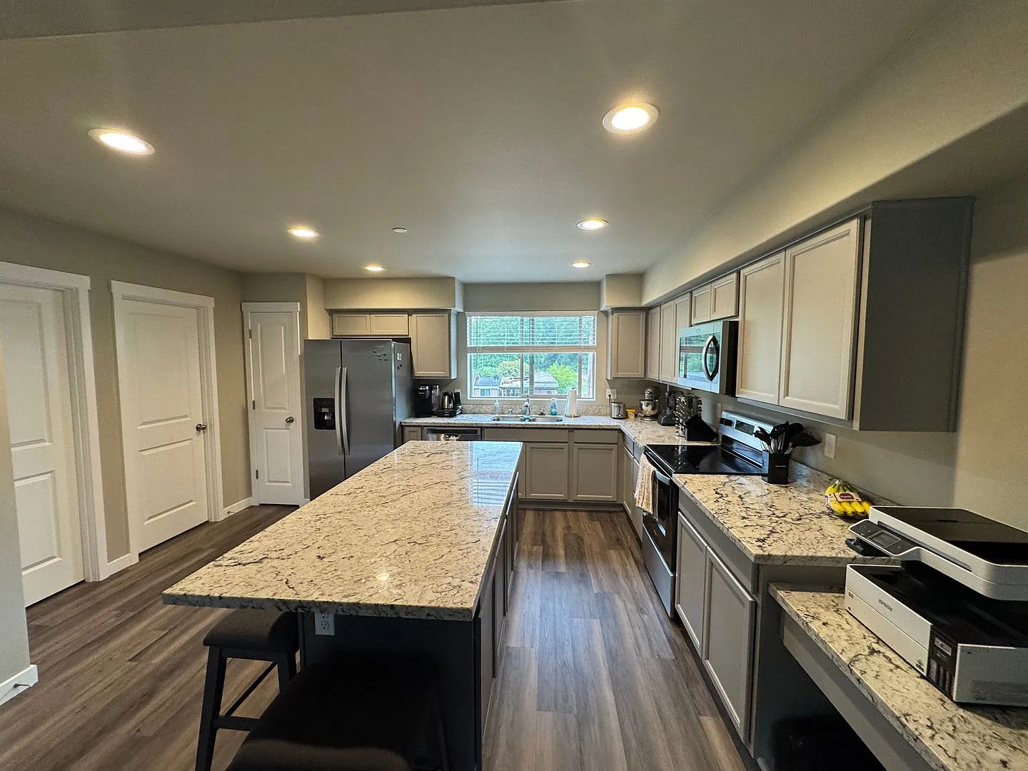Modern 3BR / 2.5BA Townhome in Port Orchard Spacious, Bright, and Conveniently Located — Photo 2